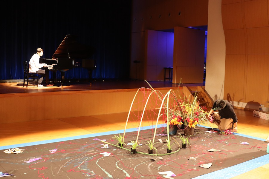 バリアフリーコンサートのピアノ演奏写真