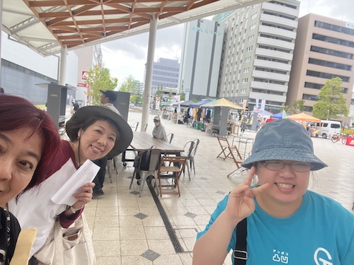 佐賀インクルマルシェ下見する３名の女性の笑顔