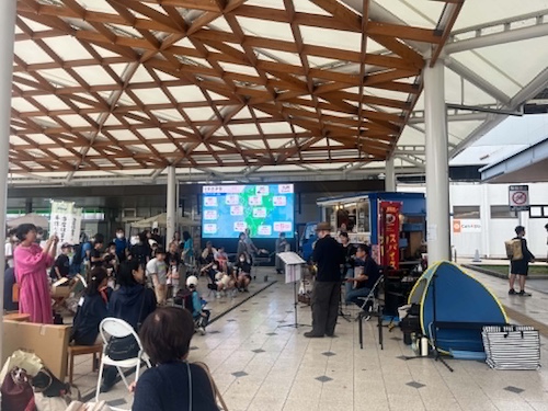 インクルマルシェでのライブステージの様子